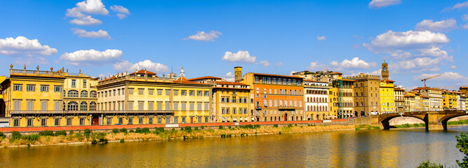 Fototapeta na wymiar landscape of the buildings in Florence, Italy
