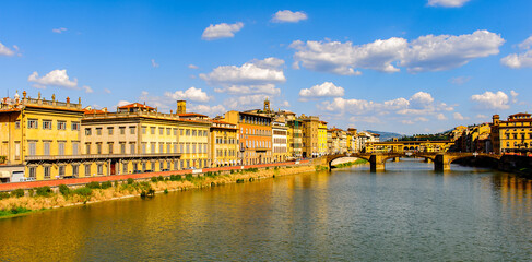 Fototapeta na wymiar River Arno and the panorama of Florence