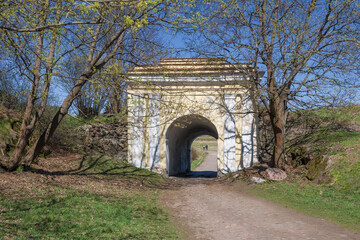 Fototapeta na wymiar The Ravelin gate of the ancient Annenskie fortifications (Annenkrone) on a sunny May day. Vyborg, Russia