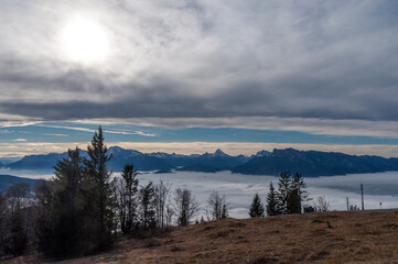 Fototapeta na wymiar Winterlicher Blick über Salzburg im Nebel vom Gaisberg Richtung Tennengebirge, Hagengebirge, Watzmann