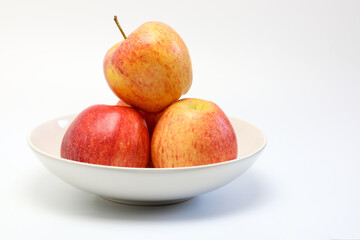 Manzanas maduras en un frutero