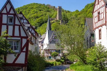 Fototapeta na wymiar View at river elz, half-timbered houses and castle Loewenburg in the background