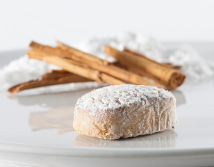 Mantecado de canela sobre fondo blanco. Cinnamon shortbread on white background.