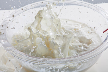 leche en movimiento en bol de cristal. moving milk in a glass bowl.