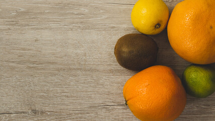 Pomarańcza, grejpfrut, cytryna, limonka i kiwi 