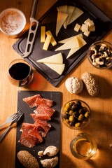 Aperitivos bandejas de jamón y queso. Appetizers ham and cheese trays