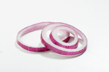 Cebolla roja, rodajas  sobre fondo blanco. Red onion, sliced ​​on white background.