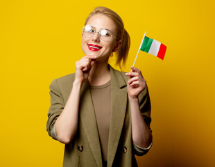 Naklejka premium Style blonde woman in jacket with Italian flag on yellow background