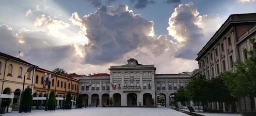 San Donà di Piave- Piazza Indirizzo al tramonto con sole dietro le nuvole