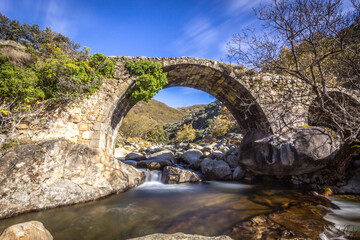 puente de Caslos V en la Garganta de los Infiernos , Valle del Jerte (España)