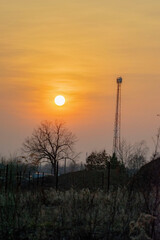 jesienne widoki zachodzącego  słońca 