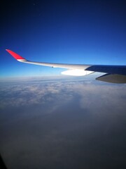Mar de nubes y ala de avión