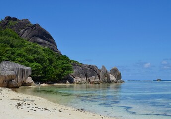 Obraz premium Idyllic beach with giant granite rocks on La Digue island, Seychelles