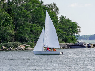 Obraz premium Small sailboat at sea