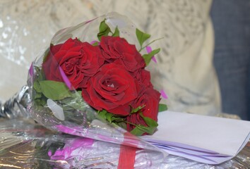 Rose bouquet with a letter of best wishes