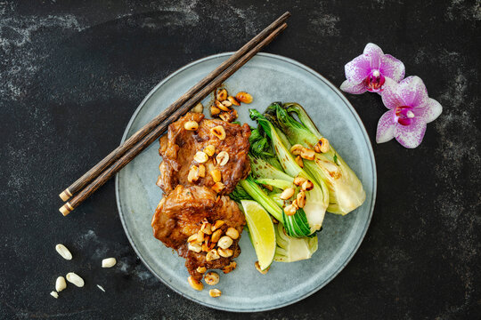 Erdnuss-H&auml;hnchen ohne Knochen mit Pak Choi (Asien)
