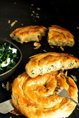 griechische spanakopita, mit spinat und schafskäse gefüllter Snack