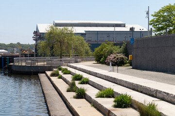 Obraz premium Newtown Creek Nature Walk in Greenpoint Brooklyn during Spring with No People