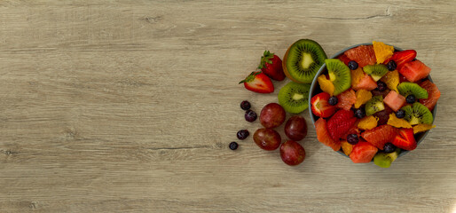 Miska pełna wiosennych owoców  © spacer.z.aparatem 