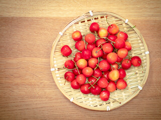 竹のザルに盛られたたくさんのサクランボ