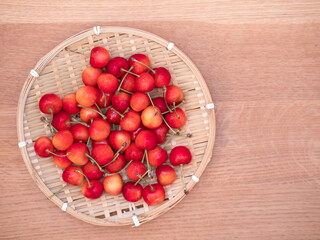 竹のザルに盛られたたくさんのサクランボ
