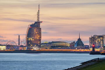 Sail City Hotel und Hafeneinfahrt von Bremerhaven in der Abenddämmerung