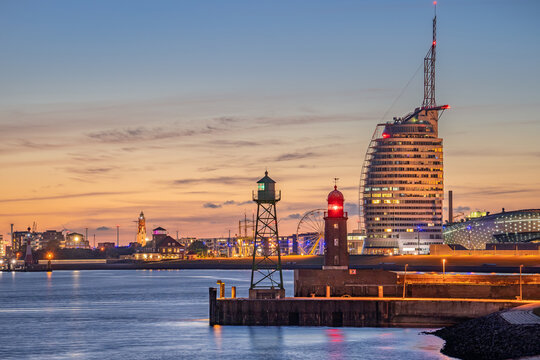 Sail City Hotel und Hafeneinfahrt von Bremerhaven in der Abendd&auml;mmerung