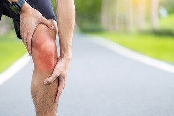 Young adult male with muscle pain during running. runner have knee ache due to Runners Knee or Patellofemoral Pain Syndrome, osteoarthritis and Patellar Tendinitis. Sports injuries and medical concept - obrazy, fototapety, plakaty