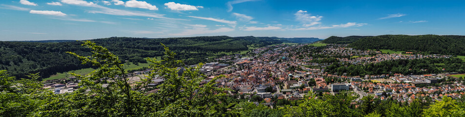 Obraz premium Panorama Albstadt von der Hexenküche aus mit blauem Himmel
