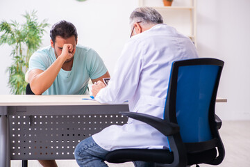 Obraz premium Young male patient visiting experienced doctor