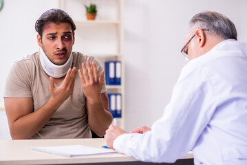 Obraz premium Young face injured man visiting experienced male doctor traumato