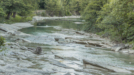 Rzeka Bidente przepływająca przez  środkowe Włochy  w regionie Emilia Romagna. - obrazy, fototapety, plakaty