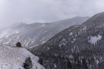 Obraz premium Snowy Rocky Mountains outside of Denver Colorado, highway to ski resorts