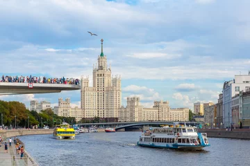 Foto op Plexiglas An observation deck in the center of Moscow. View of the Moscow river from the Zaradye park. © Zurab