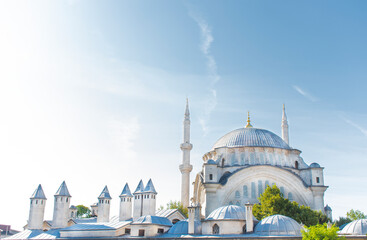 Obraz premium Nuruosmaniye Mosque is the first baroque mosque built in Istanbul. It is located at the entrance of Grand Bazaar in Çemberlitaş district. It was built in 1748-1755.