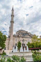Fototapeta na wymiar Fatih Mosque and Complex is a mosque and complex built by Fatih Sultan Mehmed in Fatih district of Istanbul. mosque with blue sky behind it.