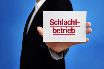 Schlachtbetrieb. Geschäftsmann im Anzug hält Karte in die Kamera. Der Begriff Schlachtbetrieb steht im Schild. Symbol für Business, Finanzen, Statistik, Analyse, Wirtschaft