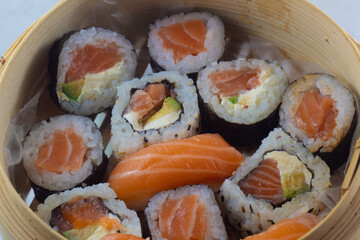 Sushi servido en plato de madera