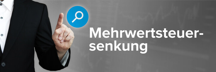 Mehrwertsteuersenkung. Mann zeigt mit Finger auf Suchfeld im Internet. Blaues Wort steht in der...