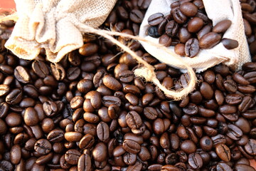 close up coffee beans and macro coffee beans on wood table 