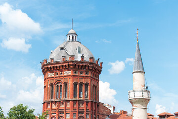 Obraz premium Stambuł, Turcja / sierpień 2019 Krwawy kościół lub Kościół Najświętszej Marii Panny Mongołów to prawosławny kościół w Stambule. Meczet minaret i wieża kościoła obok siebie.