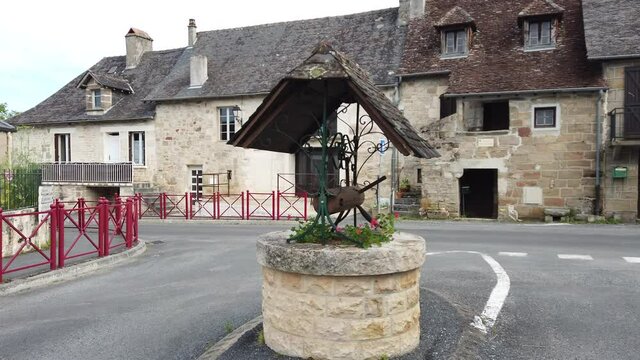 Jugeals-Nazareth (Corr&egrave;ze, France) - Puits pittoresque