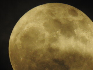 lune couverte de nuage