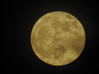 lune couverte de nuage