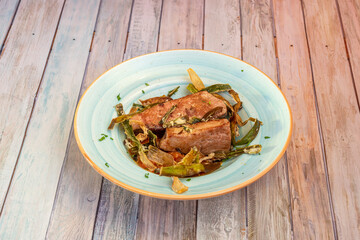 Tuna semi-cooked inside a blue plate