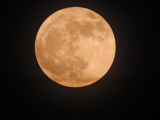 lune couverte de nuage