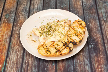 Chicken with grilled bechamel sauce with potatoes