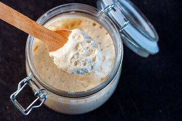 Masa madre en frasco de preparación 