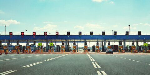 automatic point of payment on a toll road. turnpike. - 359258980