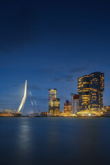 De skyline van de stad Rotterdam stadsgezicht, Nederland (Holland) & 39 s nachts. Uitzicht op de binnenstad en de Erasmusbrug